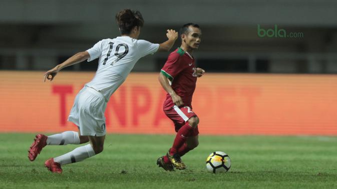 Aksi Riko Simanjuntak melewati adangan pemain Korea Selatan U-23 pada laga uji coba di Stadion Pakansari, Bogor, (23/6/2018).  Indonesia tertinggal -01 dari Korea. (Bola.com/Nick Hanoatubun)