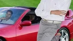 Selain punya mobil mewah, mas-mas ini juga punya potret kembaran. (scoopwhoop.com)