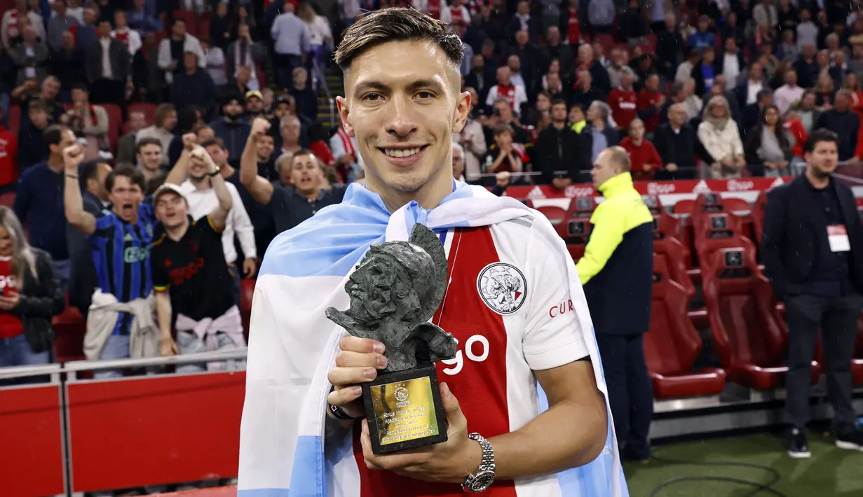 Lisandro Martinez. Bek tengah berusia 24 tahun yang baru saja bergabung dengan Manchester United di bursa transfer musim panas 2022/2023 ini menjadi salah satu pemain Argentina dengan nilai transfer termahal. Ia digaet MU dari Ajax Amsterdam dengan nilai transfer 57,37 juta euro atau setara Rp880 miliar dengan durasi kontrak hingga Juni 2027. Selama 3 musim membela Ajax ia total tampil dalam 118 laga dengan torehan 6 gol dan 6 assist. (AFP/ANP/Maurice van Steen)