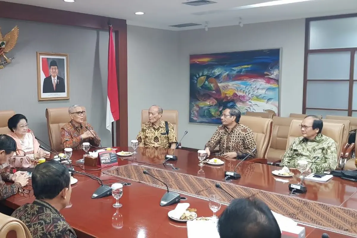 Mahfud MD saat rapat di Badan Pembinaan Ideologi Pancasila bersama Megawati, Try Sutrisno, Buya Syafei Ma’arif.