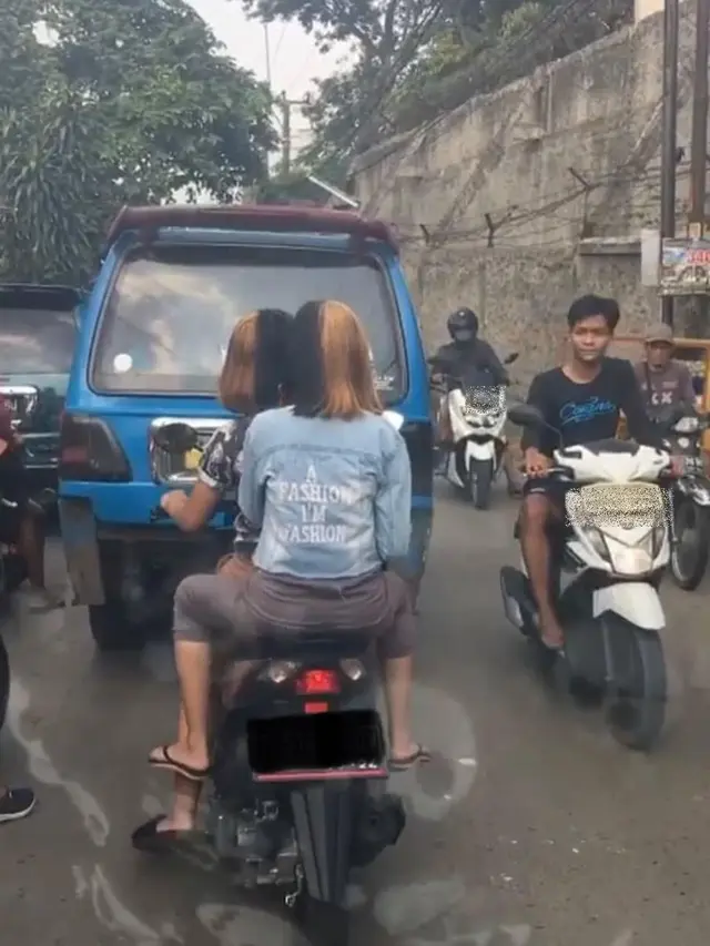 6 Momen Nyeleneh 2 Bestie Berboncengan Motor, Absurd Bersama