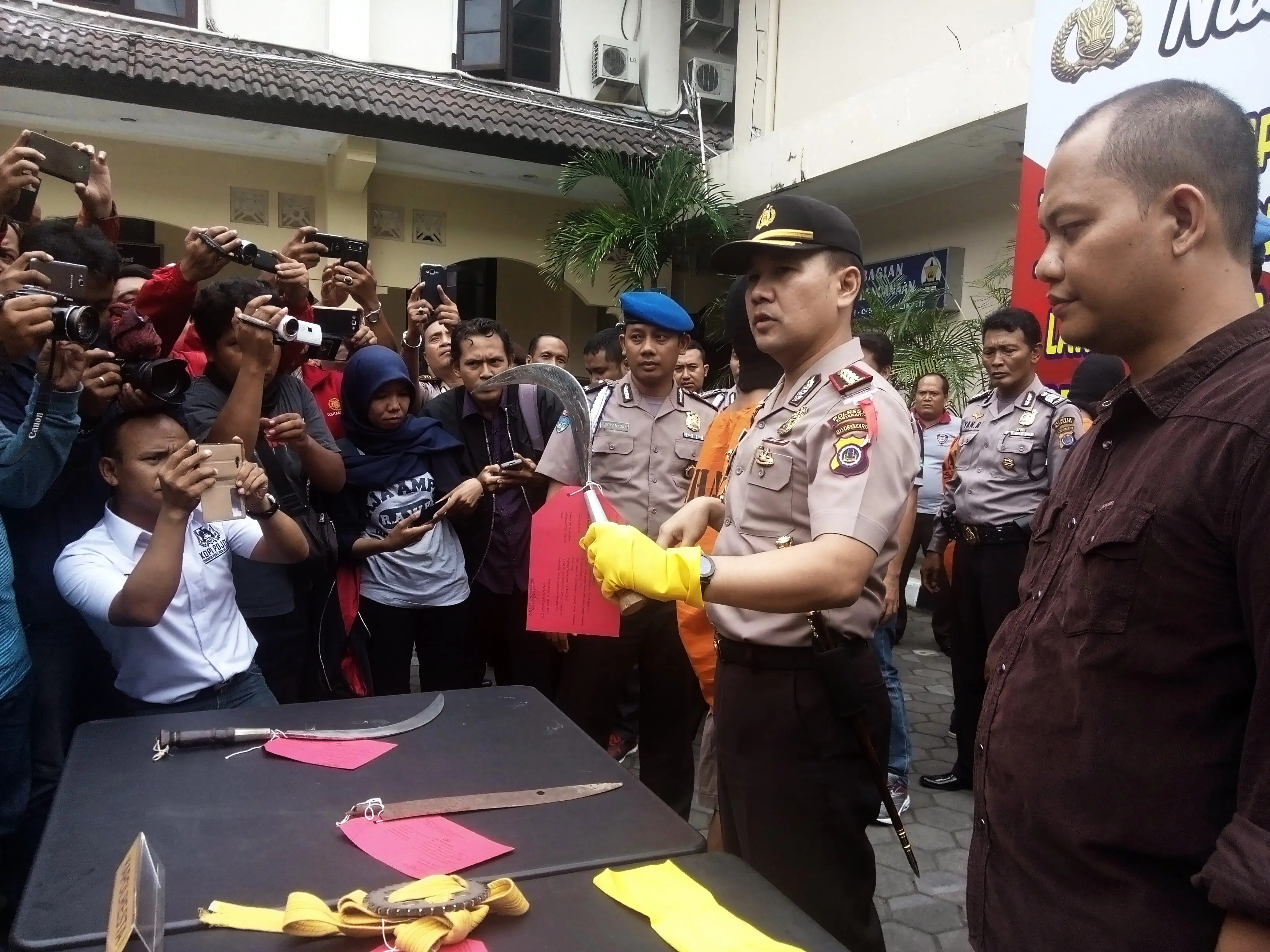 Sejumlah barang bukti kekerasan klithih yang menewaskan seorang pelajar di Yogyakarta. (Liputan6.com/Yanuar H)