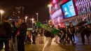 Ribuan orang turun ke jalan sebelum pertandingan dimulai, berbaris sambil mengibarkan bendera dan menyerukan dukungan untuk Gaza. Tampak dalam foto, seorang wanita memegang syal bermotif simbol Palestina menjelang pertandingan persahabatan antara tim pemain Palestina dan sekelompok pemain Spanyol dari wilayah Basque, yang diadakan sebagai protes terhadap aksi militer Israel di Gaza, di Bilbao, Spanyol, Sabtu 15 November 2025. (AP Photo/Miguel Oses)