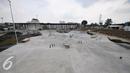Pembangunan skate park di kawasan Kalijodo, Tambora, Jakarta Barat telah mencapai sekitar 90 persen, Selasa (6/12). Saat ini progres pembangunan hampir selesai, pihak kontraktor juga yakin pembangunan akan selesai tepat waktu. (Liputan6.com/Yoppy Renato)