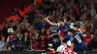 Gelandang Arsenal asal Spanyol Mikel Merino (bawah) ditekel oleh gelandang Paris Saint-Germain asal Portugal Joao Neves (kanan) saat bek Paris Saint-Germain asal Brasil Marquinhos (belakang tengah) menghalau bola selama pertandingan sepak bola Leg Pertama Semifinal Liga Champions UEFA antara Arsenal dan Paris Saint-Germain (PSG) di Stadion Emirates di London utara, pada 29 April 2025.Adrian Dennis / AFP