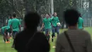 Pemain Timnas Indonesia U-23, Hansamu Yama Pranata (kanan) mengikuti pemusatan latihan di Lapangan A Kompleks GBK, Jakarta, Senin (23/4). Latihan ini persiapan laga PSSI Anniversary Cup dan jelang Asian Games 2018. (Liputan6.com/Helmi Fithriansyah)