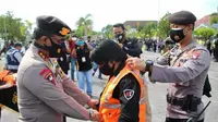 Kapolda Kalimantan Tengah Irjen Dedi Prasetyo memberikan rompi khusus jurnalis agar tidak menjadi korban kekerasan dari aparat saat meliput demo. (dok Polda Kalteng)