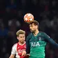 Duel udara penyerang Tottenham Hotspur, Fernando Llorente dan pemain Ajax Amsterdam, Frenkie de Jong pada laga kedua semifinal Liga Champions 2018/19 di Stadion Johan Cruyff, Rabu (8/5). Tottenham secara dramatis merebut tiket final Liga Champions setelah menaklukkan Ajax 3-2. (AP/ Martin Meissner)