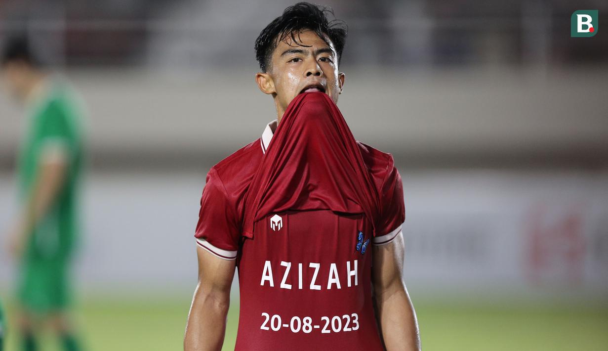 Pemain Timnas Indonesia U-23, Pratama Arhan, melakukan selebrasi dengan mengankat jersey dan memamerkan nama istrinya setelah mencetak gol kedua ke gawang Timnas Turkmenistan U-23 dalam pertandingan grup K Kualifikasi Piala Asia U-23 2024 yang berlangsung di Stadion Manahan, Solo, Selasa (12/9/2023). (Bola.com/Arief Bagus)