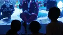 Angga Yuniar)
Anak-anak menyaksikan penyelam berkostum sinterklas di dalam air yang dihiasi pohon natal di Jakarta Aquarium dan Safari, Mal Neo Soho, Grogol, Jakarta, Kamias (24/12/2020). Pertunjukan tersebut untuk mengisi libur Natal dan Tahun Baru 2021. (Liputan6.com/Angga Yuniar)