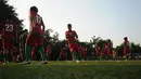 Jelang berlaga di Sea Games XXVIII Singapura, Timnas Indonesia U-23 kembali melakukan latihan di Lapangan Sutasoma Halim Perdanakusuma, Jakarta, Sabtu (23/5/2015). Tampak, pemain timnas U-23 saat melakukan pemanasan. (Liputan6.com/Helmi Fithriansyah)