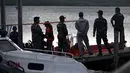 Tim SAR gabungan terus melakukan upaya pencarian korban di permukaan Selat Bali serta penyisiran pantai sepanjang pantai Gilimanuk dan pantai di Banyuwangi, Jawa Timur. (SONNY TUMBELAKA/AFP)