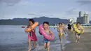 KCNA merilis gambar-gambar yang menunjukkan para wisatawan mengenakan pakaian renang warna-warni sedang menikmati pantai. (KIM Won Jin/AFP)