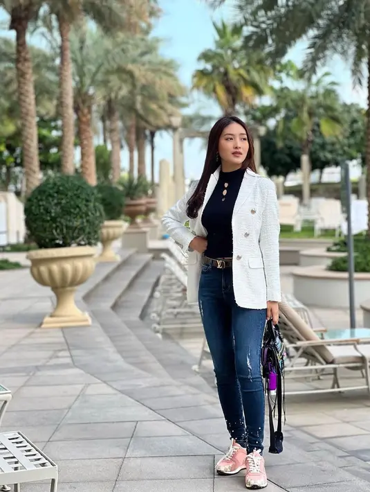 Natasha Wilona hobi memakai sneakers dengan warna vibrant yang dipasangkan dengan skinny jeans dan outerwear seperti blazer dan jaket crop. (Foto: Instagram @natashawilona12)