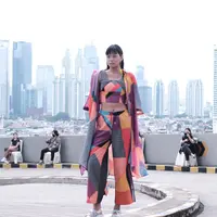 Danjyo Hiyoji kembali menggandeng seniman Bunga Yuridespita menampilkan koleksi sporty casual di Celebrationine, rangkaian acara selebrasi ulang tahun Kuningan City Mal. (Dok/danjyohiyoji).