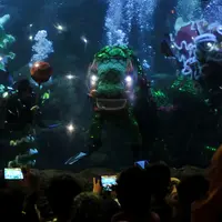 Pengunjung Wahana Seaworld Ancol melihat pertunjukan kesenian Barongsai di air saat perayaan imlek 2567, Jakarta, Senin (8/2). Atraksi barongsai ini merupakan rangkaian "Chinese Fantasy Parade" di Taman Impian Jaya Ancol. (Liputan6.com/JohanTallo)