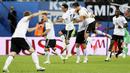 Para pemain Jerman melakukan selebrasi setelah berhasil merebut Piala Konfederasi 2017 dengan mengalahkan Cile di Stadion Saint Petersburg, Rusia, Minggu (3/7/2017). Jerman menang 1-0 atas Cile. (EPA/Yuri Kochetkov)