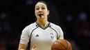 Lauren Holtkamp saat mengambil keputusan pada laga NBA Houston Rockets vs Indiana Pacers di Toyota Center, Houston, Texas (10/1/2016). (Scott Halleran/Getty Images/AFP)