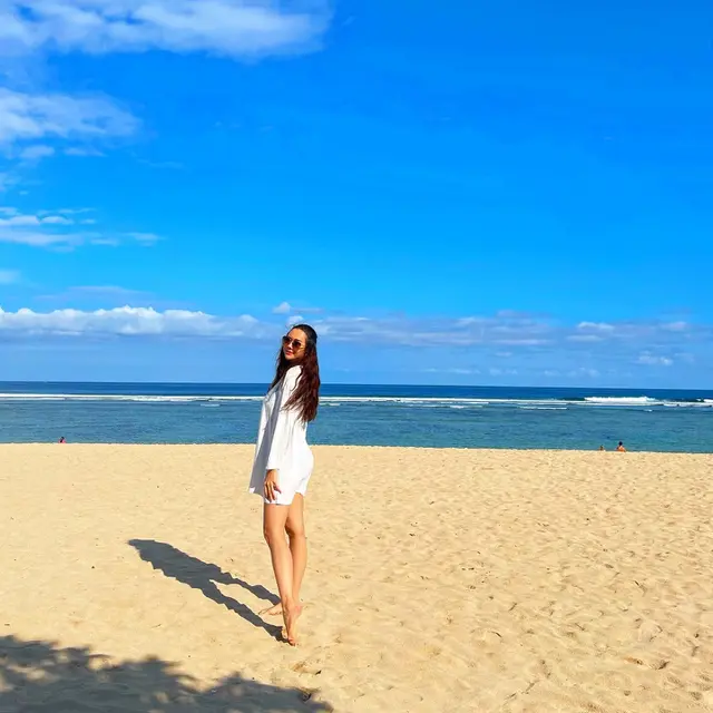 Seru Main di Pantai, Ini 6 Potret Aura Kasih Liburan Bareng Arabella