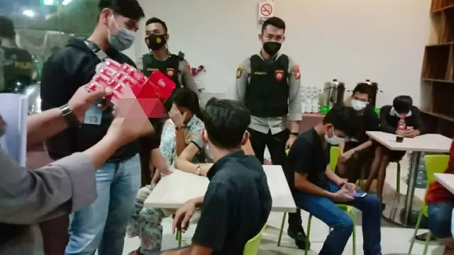 Remaja dan perempuan penyedia jasa prostitusi di hotel kelas melati yang terjaring Polda Riau.