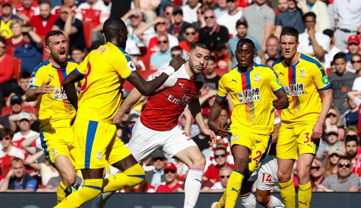 Aksi apik Sean Kolasinac melewati empat pemain Crystal Palace pada laga lanjutan Premier League yang berlangsung di Stadion Emirates, Minggu (21/4). Arsenal kalah 2-3 kontra Crystal Palace. (AFP/Adrian Dennis)