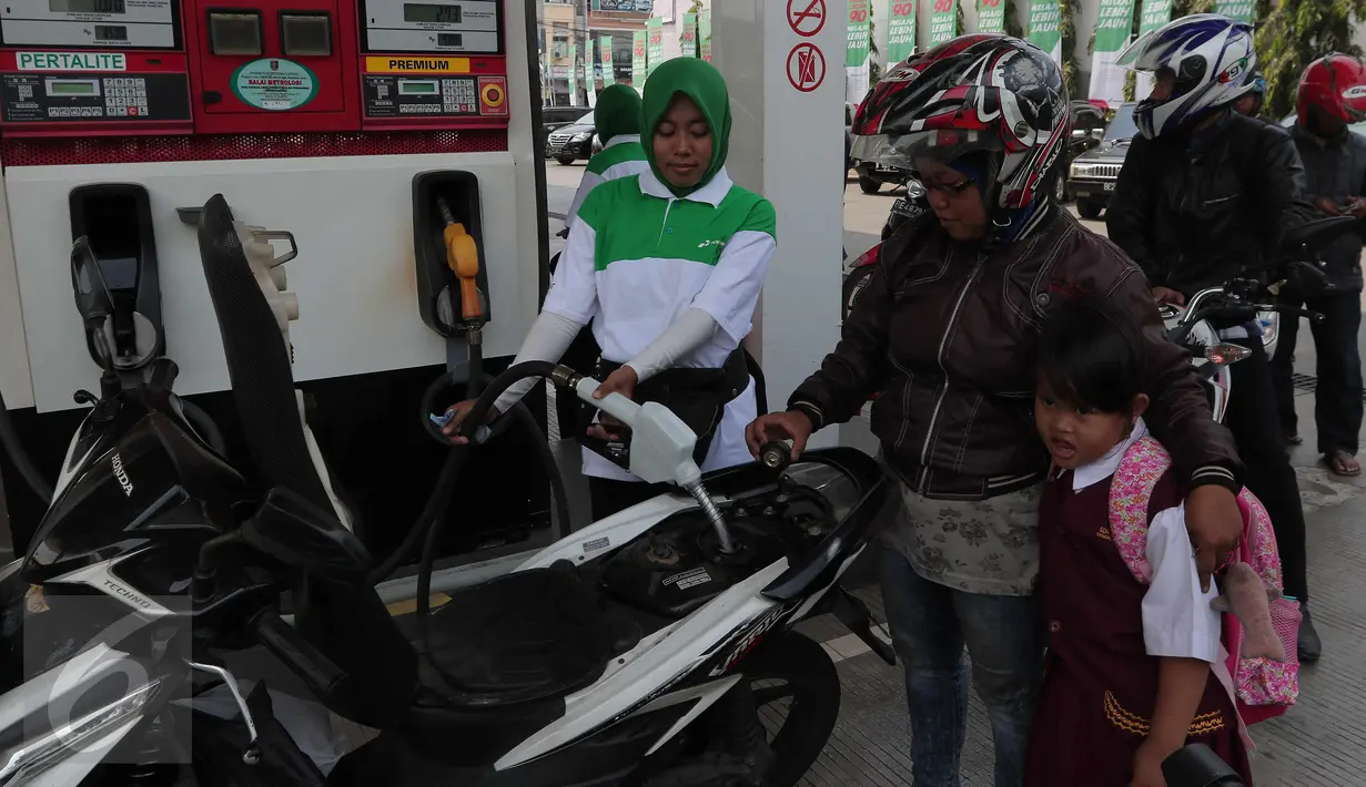Petugas mengisikan BBM Pertalite ke kendaraan pelanggan di SPBU Antasari, Bandar Lampung, Selasa (6/10/2015). Pertamina kembali melakukan uji pasar Bahan Bakar Minyak (BBM) jenis pertalite di lima Provinsi di Sumbagsel. (Liputan6.com/Angga Yuniar)