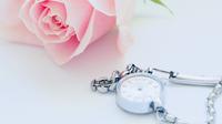 Ilustrasi waktu dan cinta. (Photo by Jess Bailey Designs: https://www.pexels.com/photo/pink-rose-near-watch-1007024/)