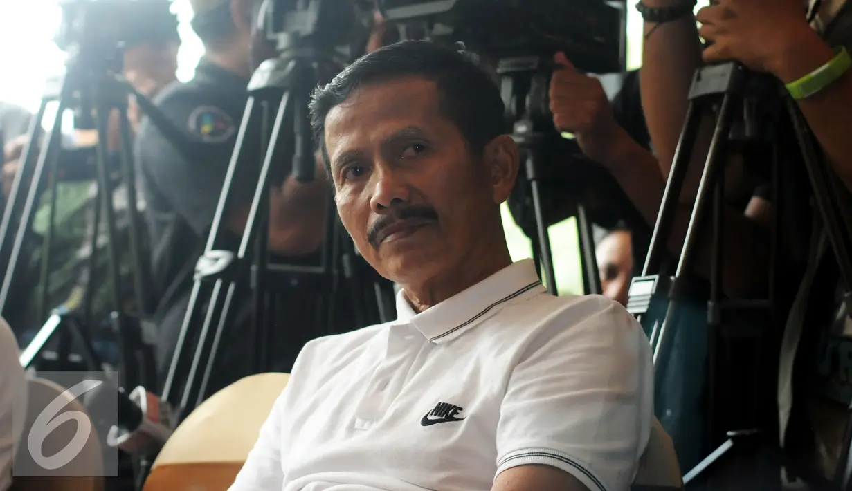 Pelatih Persib, Djadjang Nurdjaman hadir menyaksikan pengundian Babak Delapan Besar Piala Presiden 2015 di Jakarta, Selasa (29/9/2015). Laga Delapan Besar Piala Presiden 2015 akan berlangsung pada 3 Oktober mendatang. (Liputan6.com/Helmi Fithriansyah)