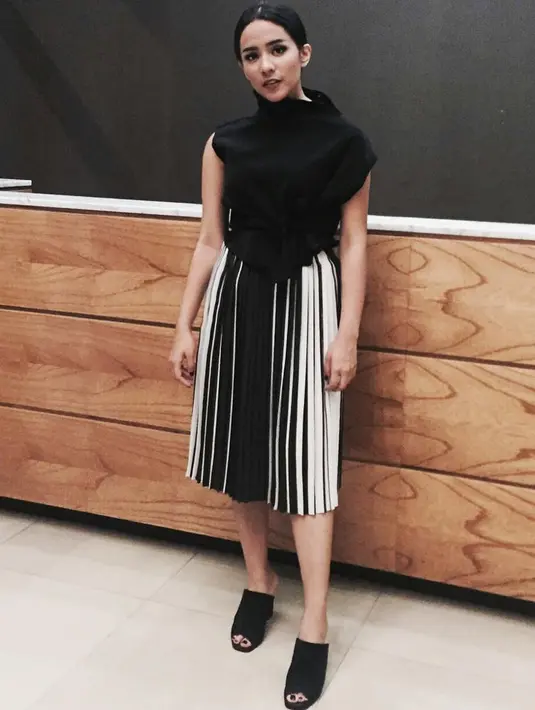 Melihat dari foto-foto di akun Instagramnya, Angel terlihat sering mengenakan outfit berwarna hitam dan membuatnya terlihat seksi dan elegan. (Instagram/angelpieters)