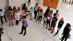 Reporter SCTV Jati  Darma saat siaran langsung untuk Liputan 6 Siang di ajang SCTV Goes to Campus di Kampus Fisipol Universitas Gajahmada, Yogyakarta (15/3).(Foto:Ahmad Nur)