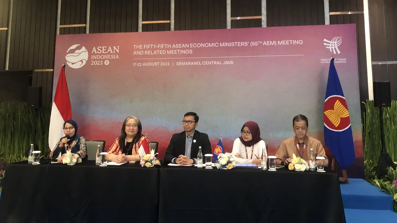 Direktur Jenderal Perundingan Perdagangan Internasional Kementerian Perdagangan RI Djatmiko Bris Witjaksono, di Pertemuan Menteri Ekonomi ASEAN (ASEAN Economy Minister/AEM ke-55). Djatmiko mengatakan bahwa akan ada Hari Belanja Online ASEAN.
