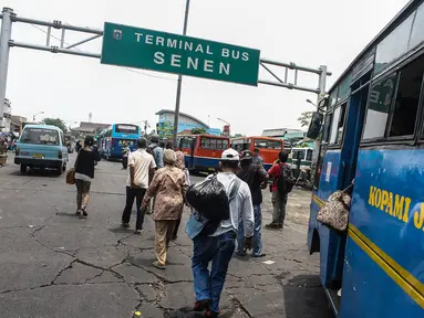 Suasana aktivitas penumpang serta kendaraan di Terminal Senen, Jakarta, Kamis (6/11/2014). (Liputan6.com/Faizal Fanani)