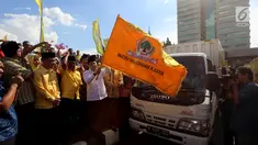 Ketua DPR sekaligus Ketua DPP Partai Golkar Setya Novanto di dampingi sejumlah Fraksi Partai Golkar secara simbolis melepas 25 ribu paket sembako, di Komplek Parlemen, Senayan, Jakarta, Jumat (16/6). (Liputan6.com/Johan Tallo)