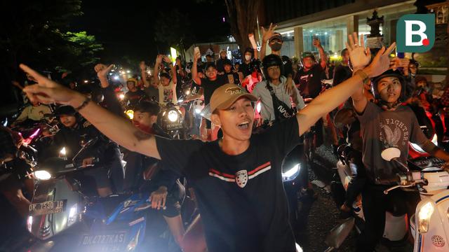 Foto: Juarai BRI Liga 1 2021/2022, Suporter Bali United Turun ke Jalan untuk Rayakan Keberhasilan Tim Kesayangan
