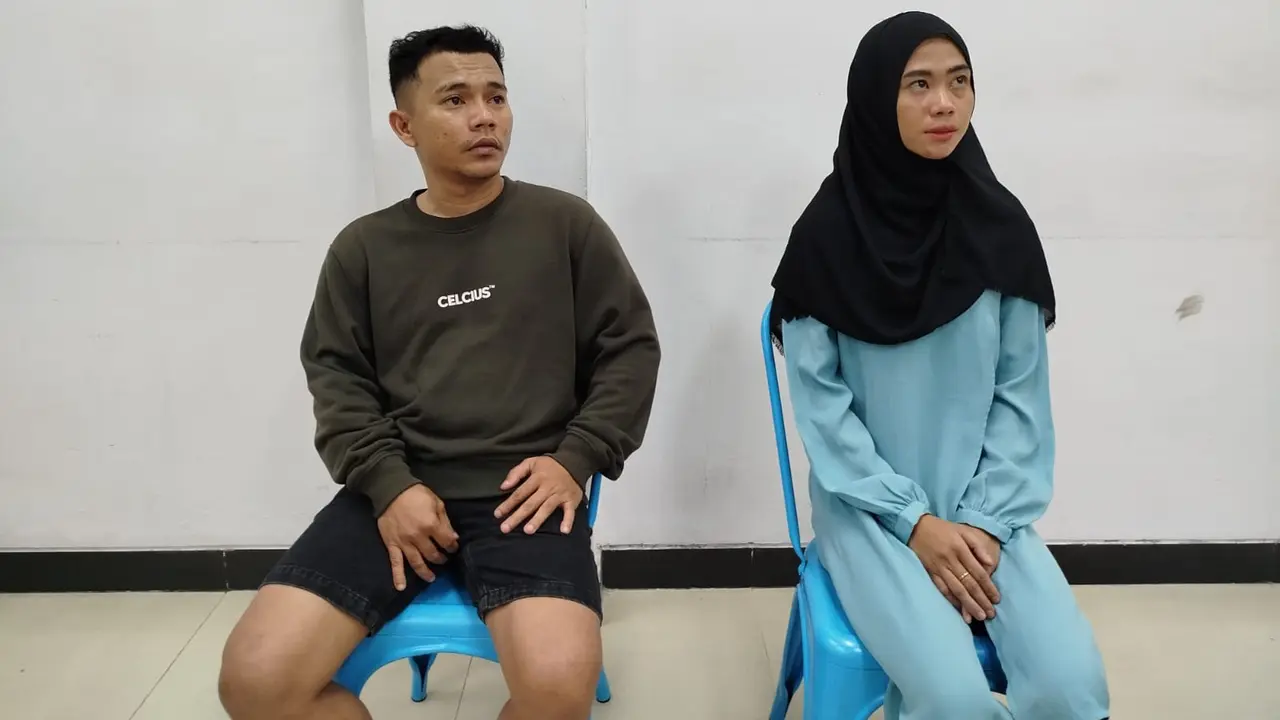 Dua tersangka penyelundupan narkoba di Bandara Pekanbaru dengan memasukkan sabu dalam celana.