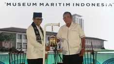 Dirut IPC Evlyn G Masassya (kiri) bersama Komisaris Utama IPC Tumpak Pangabean membunyikan lonceng saat membuka Museum Maritim Indonesia di Kantor Pusat PT Pelabuhan Indonesia II Persero, Tanjung Priok, Jakarta, Jumat (7/12). (Lipiutan6.com/JohanTallo)