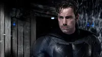 Ben Affleck saat tampil sebagai Batman. (Men's Journal)