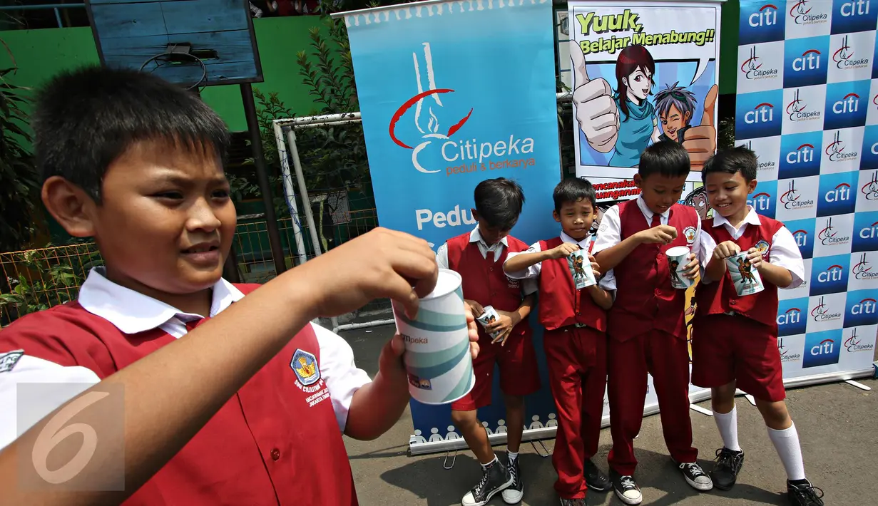 Sejumlah siswa SD terlihat senang dengan celengan yang diperolehnya, Cililitan, Jakarta, Selasa (10/11/2015). Program Petualangan Agen Penny bertujuan untuk meningkatkan literasi keuangan bagi anak-anak usia Sekolah Dasar. (Liputan6.com/Immanuel Antonius)