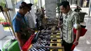 Pengunjung melihat pameran keris di Gedung MPR/DPR RI, Kompleks Parlemen, Senayan, Jakarta, Rabu (15/3). Pameran bertajuk “Pesona Keris Bali dan Lombok” itu digagas oleh DPR bersama komunitas keris dari Bali dan Lombok. (Liputan6.com/Johan Tallo)