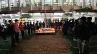 Puluhan mahasiswa di Banyuwangi gelar doa bersama untuk tragedi Kanjuruan Malang (Hermawan Arifianto/Liputan6.com)