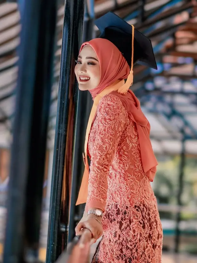 6 Potret Memukau Kakak Ipar Lesti Kejora saat Wisuda S2, Anggun Pakai Kebaya