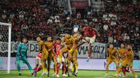 Pemain Bhayangkara FC Muhammad Fatchu Rochman berduel dengan Privat Mbarga dalam pekan ke-32 BRI Liga 1 2023/2024 di Stadion I Wayan Dipta, Gianyar, Sabtu (20/4/2024). (Bola.com/Alit Binawan)