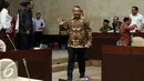 Menteri Desa, Pembangunan Daerah Tertinggal dan Transmigrasi (Mendes PDTT), Eko Sandjojo saat tiba di Komisi II DPR di Gedung Parlemen, Jakarta, Kamis (6/10). Eko dan Komisi II membahas evaluasi pelaksanaan UU tentang Desa.(Liputan6.com/JohanTallo)