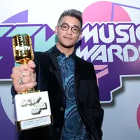 Afgan keluar sebagai pemenang Penyanyi Solo Pria Paling Ngetop di SCTV Music Awards 2017. (Deki Prayoga/Bintang.com)