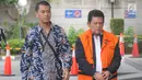 Walikota Pasuruan Setiyono dikawal petugas tiba di gedung KPK, Jakarta, Jumat (11/1). Setiyono diperiksa sebagai tersangka untuk melengkapai berkas terkait dugaan suap sejumlah proyek di wilayah Kota Pasuruan, Jawa Timur. (Merdeka.com/Dwi Narwoko)