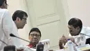Sejumlah Menteri berdialog saat menghadiri rapat terbatas di Kantor Presiden, Komplek Istana Kepresidenan, Jakarta, Rabu (18/3/2015).(Liputan6.com/Faizal Fanani)