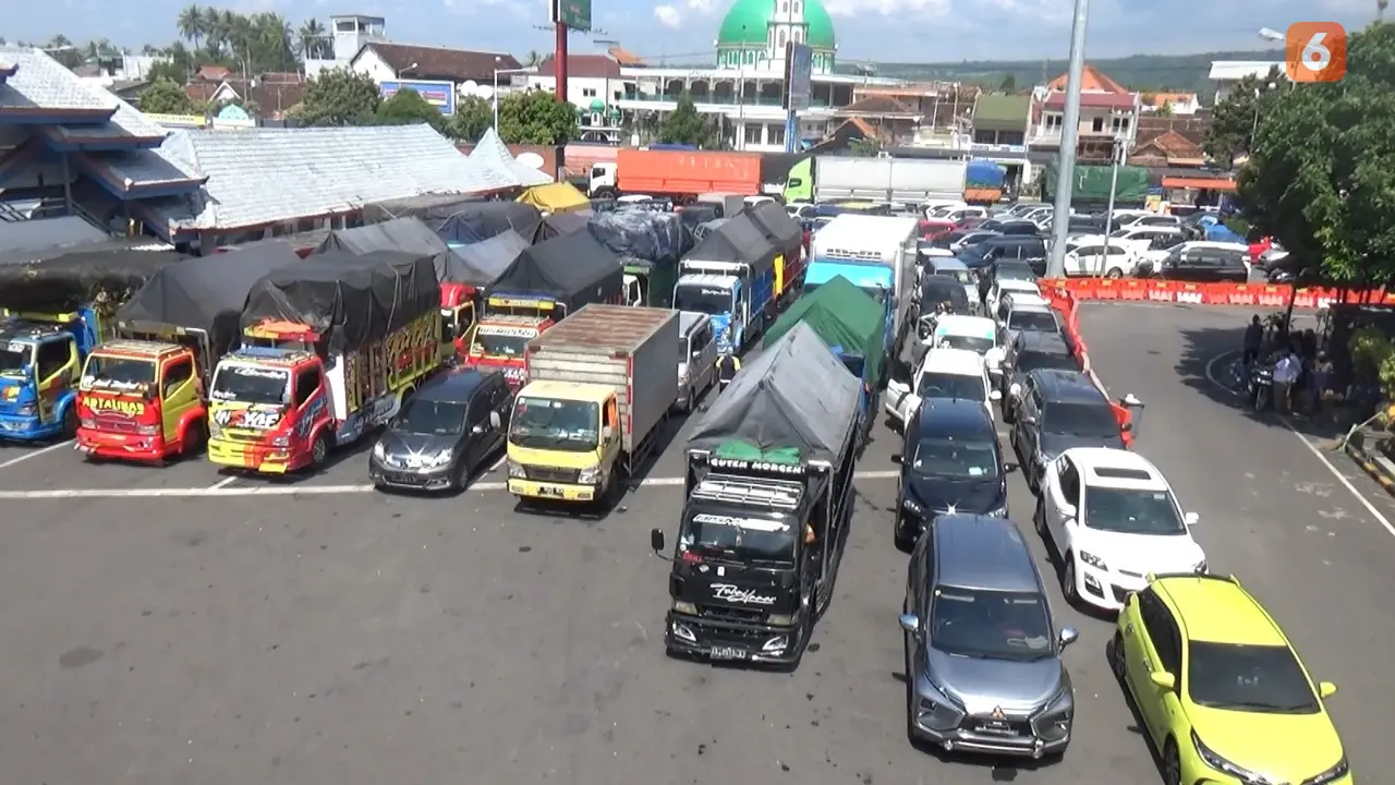 Kendaraan barang dan kendaraan roda empat pribadi padai Pelabuhan Ketapang Banyuwangi (Hermawan Arifianto/Liputan6.com)