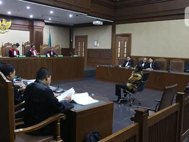 Terdakwa kasus dugaan suap dan gratifikasi Bowo Sidik Pangarso menjalani sidang tuntutan di Pengadilan Tipikor, Jakarta, Rabu (6/11/2019). Mantan Anggota DPR RI 2014-2019 itu dituntut hukuman tujuh tahun penjara dan denda Rp300 juta subsider enam bulan kurungan. (Liputan6.com/Herman Zakharia)