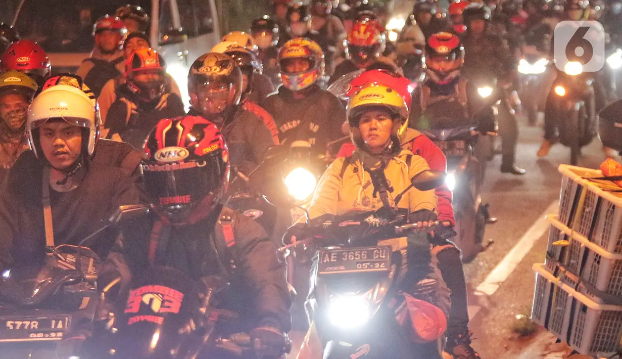 Meski pemudik tahun ini dilarang menggunakan sepeda motor, namun banyak dari mereka yang melakukan perjalanan mudik menggunakan sepeda motor. (Liputan6.com/Angga Yuniar)