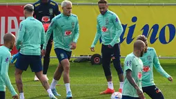Penyerang Brasil Neymar (tengah kanan), penyerang Brasil Pedro (tengah kiri) dan rekan setimnya mengikuti sesi latihan di tempat latihan Continassa di Turin, Italia, Selasa (15/11/2022). Brasil baru akan terbang ke Qatar tepat saat Piala Dunia 2022 resmi dimulai. (Vincenzo PINTO / AFP)
